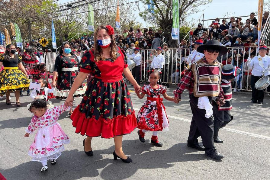 PUENTE ALTO: EN CASAS VIEJAS DELEGADA PRESIDENCIAL PARTICIPA DE TRADICIONAL DESFILE DE FIESTAS PATRIAS