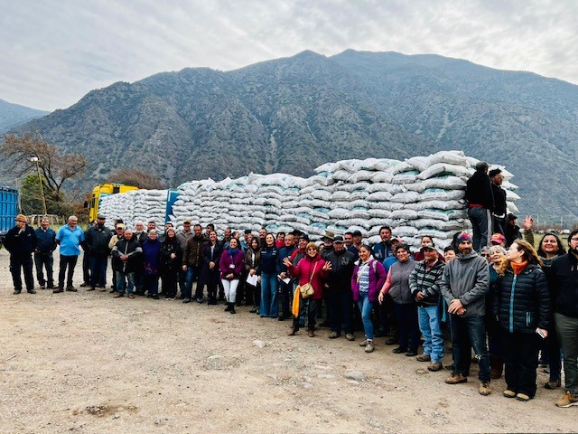 DELEGADA PRESIDENCIAL PROVINCIAL CORDILLERA JUNTO A INDAP ENTREGAN MÁS DE 3.600 SACOS DE ALIMENTACIÓN ANIMAL EN SAN JOSÉ DE MAIPO