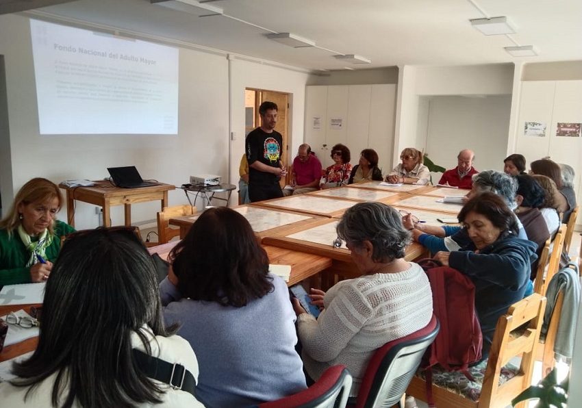 105 organizaciones de adultos mayores de la Provincia Cordillera se adjudican recursos del Fondo Nacional del Adulto Mayor 2025