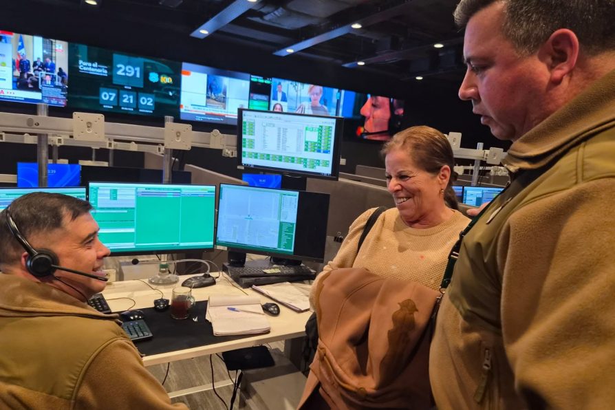 Delegada Presidencial Provincial recorrió la Central de Comunicaciones de Carabineros para conocer su funcionamiento