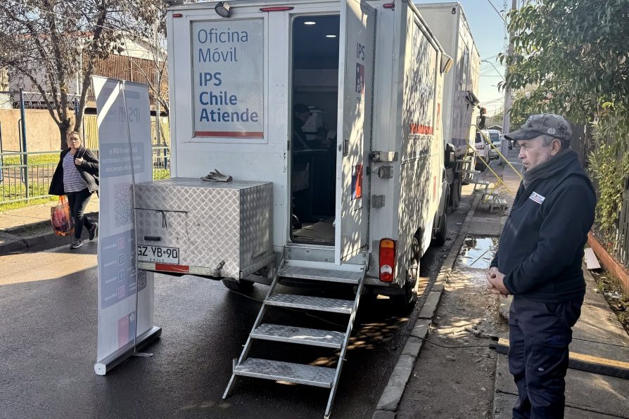 Cerca de 100 vecinos de El Refugio 2 accedieron a trámites y servicios en nueva Plaza Ciudadana organizada por la Delegación Presidencial Provincial Cordillera